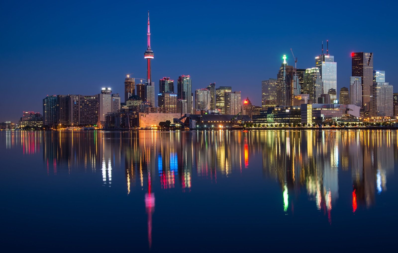 Toronto Skyline - Executive Chauffeur Limo Service
